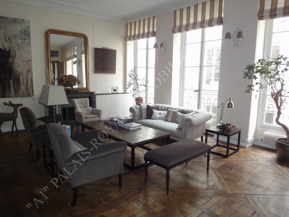 PARIS 2ÈME – PRÈS SQUARE LOUVOIS
BEL IMMEUBLE XVIIIème - ASCENSEUR
APPARTEMENT SOBRE ET ÉLÈGANT
5 FENÊTRES EN FAÇADE – HSP : 3,35m
PARQUET VERSAILLES 